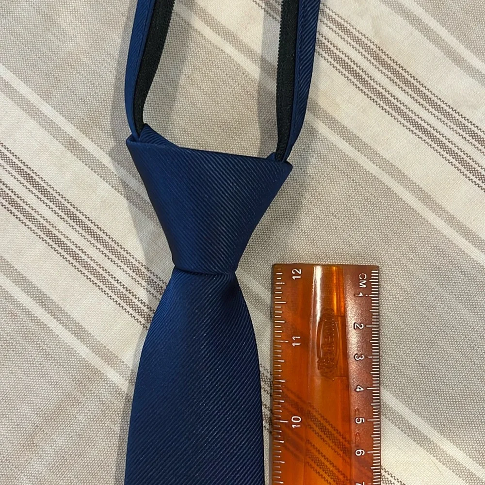 Egara zip tie navy. Great condition